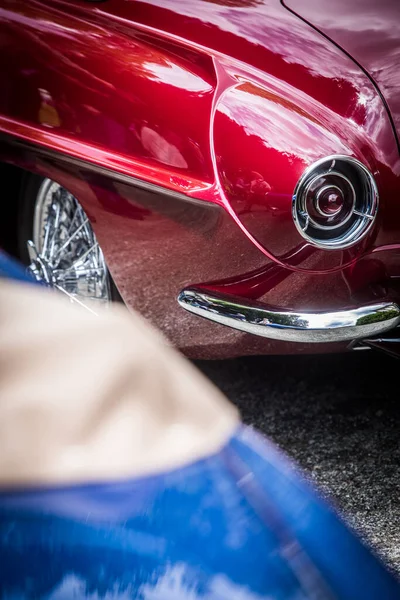 Kırmızı Klasik Bir Arabanın Kırmızı Arka Lambasının Dikey Görüntüsünü Kapat — Stok fotoğraf