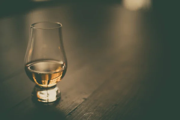 Foto Ravvicinata Bicchiere Whisky Glencairn Con Copyspace Destra — Foto Stock