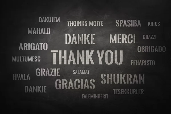 Merci nuage de mots écrit en différentes langues sur un tableau — Photo