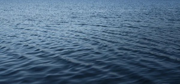 Oberfläche des Wassers im tropischen Meer. — Stockfoto