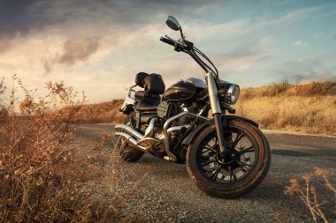 Yolda siyah vintage motosiklet. Önden Görünüm.