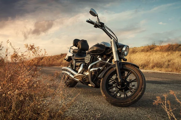 Negro moto vintage en la carretera. Vista frontal . — Foto de Stock