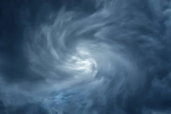 Buraco branco no turbilhão de nuvens escuras de tempestade — Fotografia de Stock