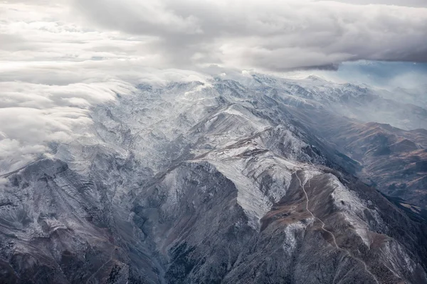 Montanhas cobertas de neve com nuvens — Fotografia de Stock