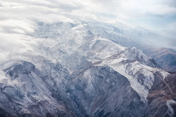 Montanhas cobertas de neve com nuvens — Fotografia de Stock