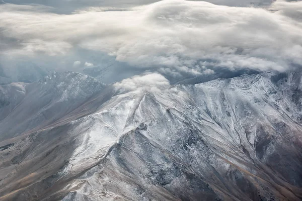 Montanhas cobertas de neve com nuvens — Fotografia de Stock