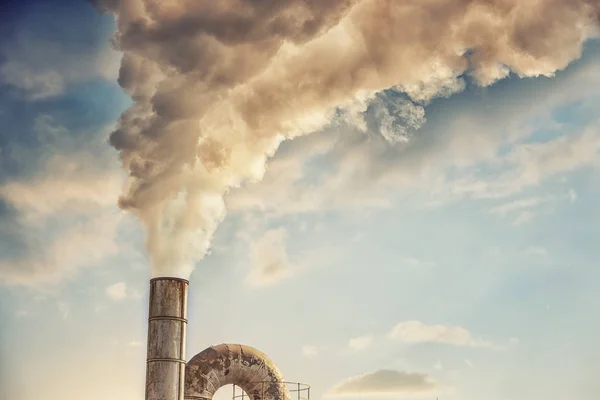 Przemysłowe dymu z komina na błękitne niebo — Zdjęcie stockowe