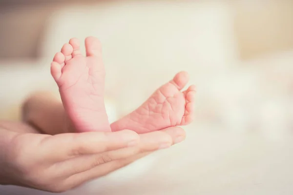 Un primer plano de pequeños pies de bebé —  Fotos de Stock