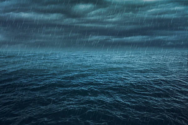 Deszcz na wzburzonym morzu, ciemne tło. — Zdjęcie stockowe