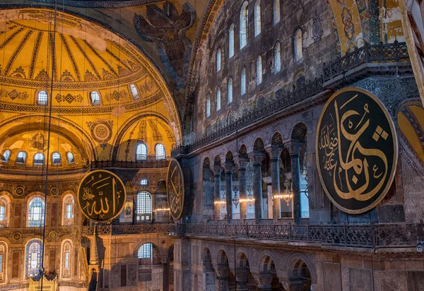 Interieur van de Hagia Sophia in Istanbul, Turkije, Byzantijnse architectuur, stad landmark en architecturale wereld wonder — Stockfoto