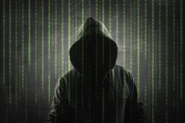 İkili kodlu bir ekranın üzerindeki hacker
