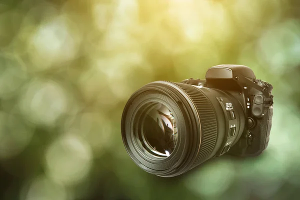緑の背景にデジタル一眼レフ カメラ — ストック写真