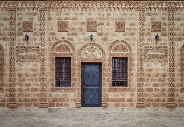 Eski Metal manastırın kapısı — Stok fotoğraf