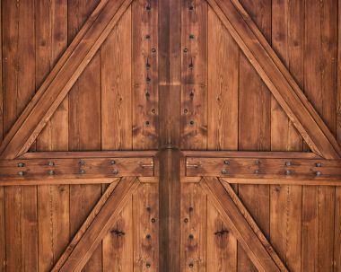 İki haç ile ahşap kapı