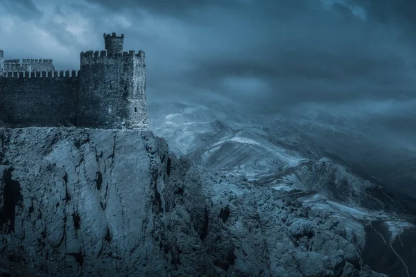 Голубой замок с драматичным небом — стоковое фото