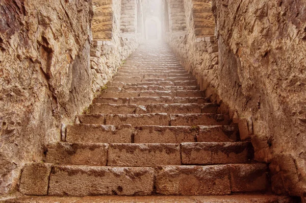 Escadas subindo para a luz — Fotografia de Stock