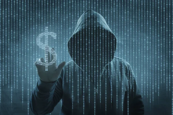 Хакер над экраном с двоичным кодом — стоковое фото