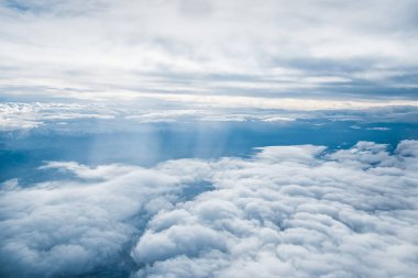Beyaz bulutlu mavi gökyüzü arkaplanı