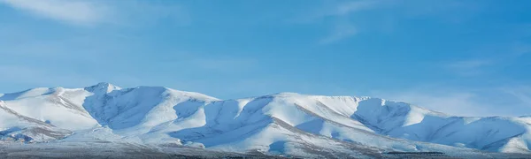 Paisagem da Montanha da Neve com Céu Azul de Nigde, Turquia — Fotografia de Stock