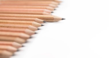 whtie arka planda, eğitim çerçeve kavramı izole kopya alanı ile kalemler.