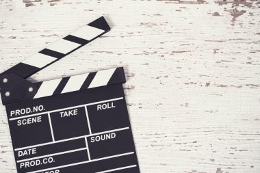 Senarist masaüstü ile film clapper tahta ahşap arka plan Üstten Görünüm