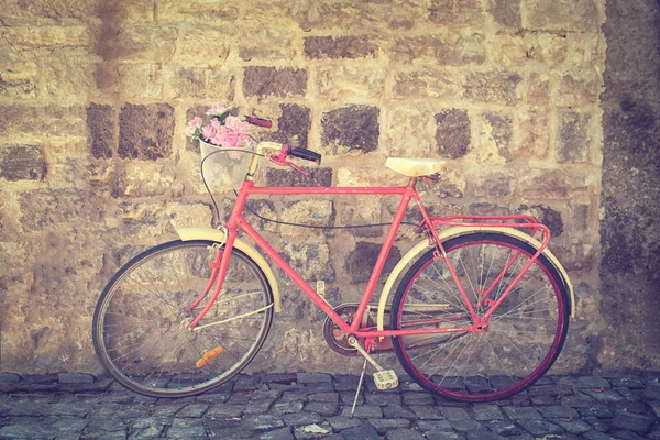 Old retro bicycle against brick wall — Stock Photo, Image