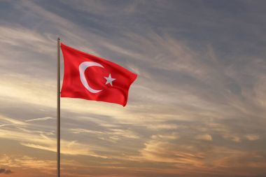 Gökyüzü arka plan üzerinde Türk bayrağı.