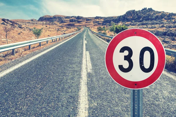 Σημάδι το όριο ταχύτητας στον δρόμο. Έννοια πινακίδες κυκλοφορίας. — Φωτογραφία Αρχείου