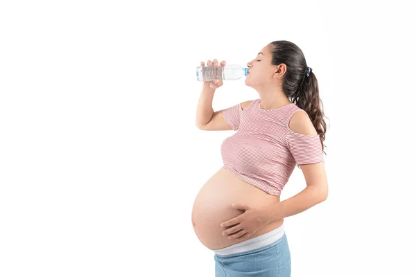 Η νεαρή έγκυος γυναίκα με ένα ποτήρι νερό — Φωτογραφία Αρχείου
