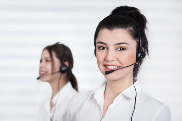Kvinnliga call center operatör arbetar på kontor — Stockfoto