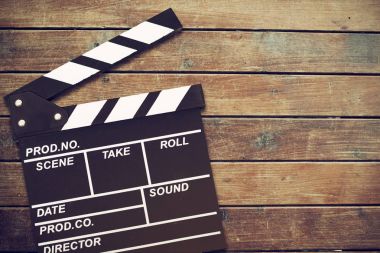 Clapper masa, ahşap backgrond üzerinde film tokmağı