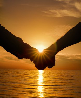 Sahilde manzarayı aşık genç Çift