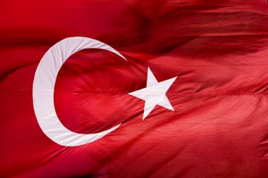 Dağlık mufassal kumaş dokulu rüzgarda sallayarak Türkiye Cumhuriyeti bayrağı