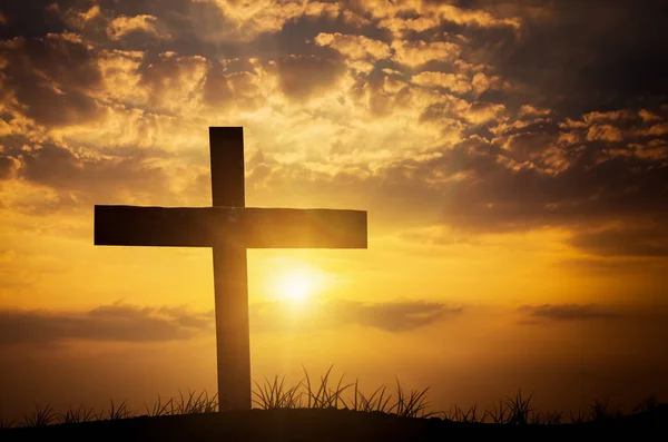 Cruce creștină pe fundal apus de soare — Fotografie, imagine de stoc