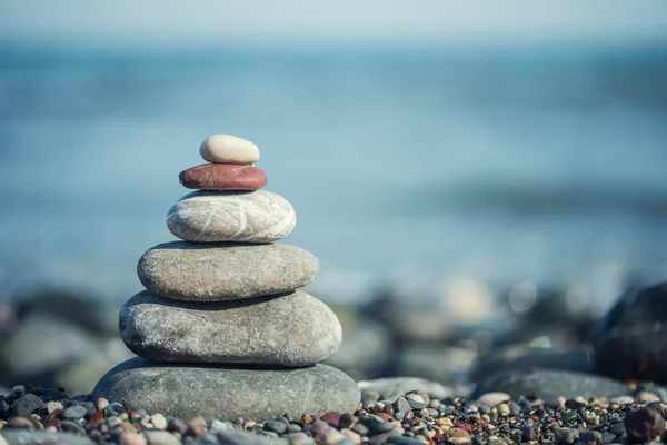 Zenliknande stenar på stranden under solen. mjukt fokus — Stockfoto