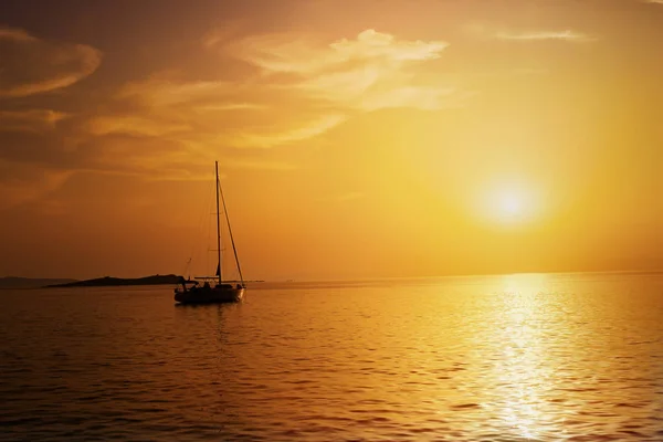 Barco à vela no mar ao pôr do sol . — Fotografia de Stock