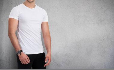 izole kopya alanı ile gri arka plan üzerinde boş t-shirt giyen adam