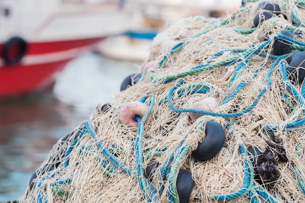 Fischernetz auf dem Boot. Fischereikonzept — Stockfoto