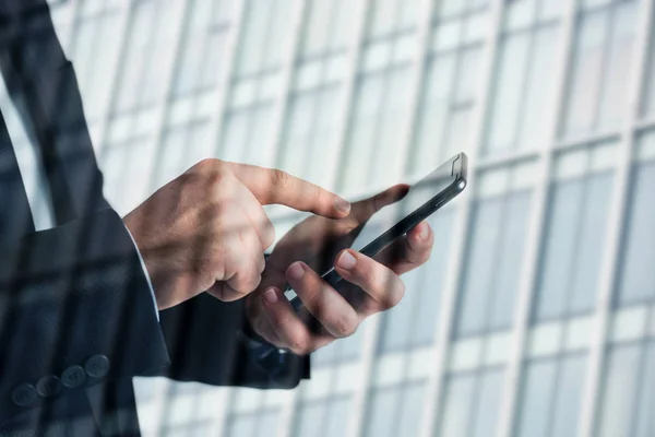 Foto de primer plano de manos de hombre de negocios tocando la pantalla del teléfono inteligente. fondo borroso . —  Fotos de Stock
