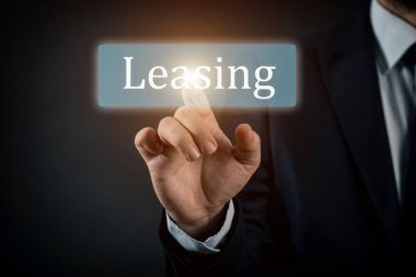 İşadamı düğmesi ekipman leasing sanal ekranlarda basar. İş, teknoloji, internet ve ağ kavramı.