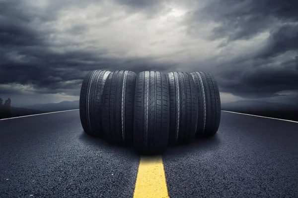 Bulutlu bir yolda haddeleme beş siyah lastik