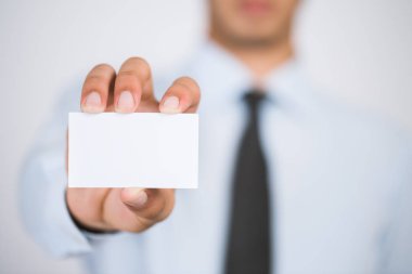 İş kartı - beyaz arka plan üzerinde atış closeup gösteren el mans