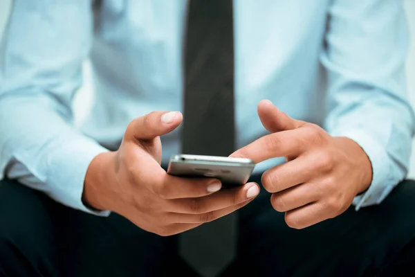 Foto de primer plano de manos de hombre de negocios tocando la pantalla del teléfono inteligente . —  Fotos de Stock