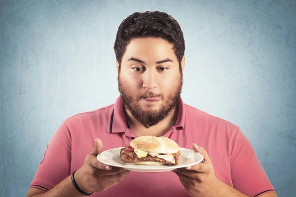 Hombre gordo y hambriento buscando una hamburguesa — Foto de Stock