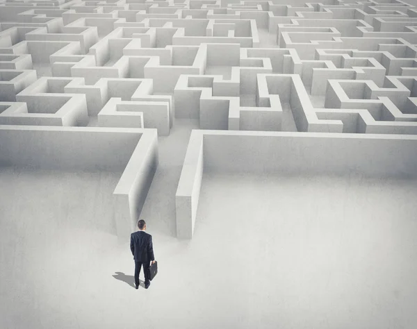 Défi commercial. Un homme d'affaires naviguant dans un labyrinthe. Vue du dessus — Photo