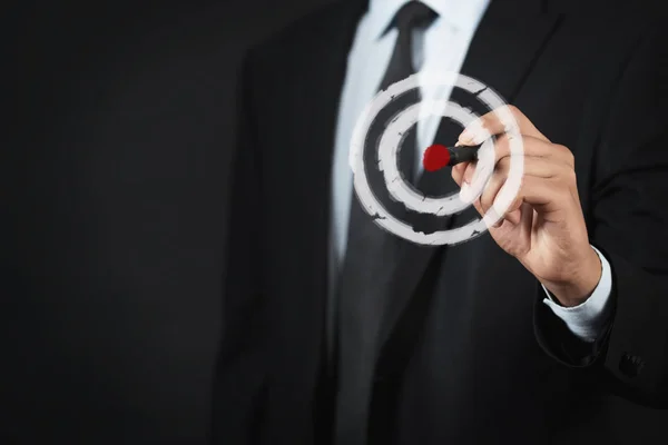 Hombre de negocios presionando en el objetivo . — Foto de Stock