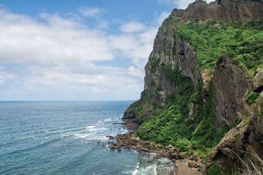 güzel güneşli bir plaj beyaz kum ve mavi su ile