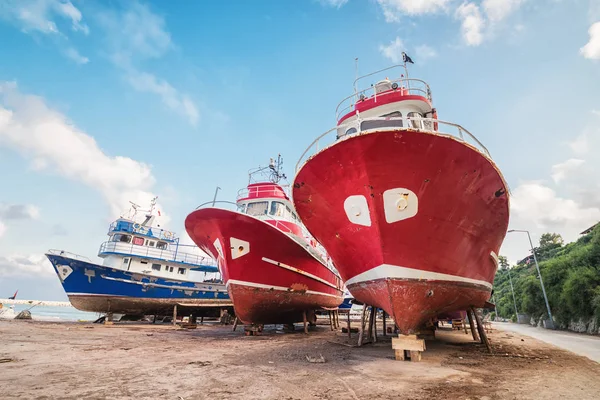 Tři lodě v dock pro restaurování — Stock fotografie
