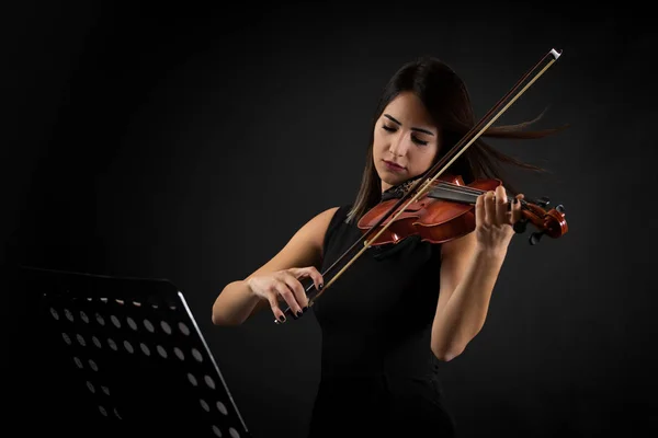 아름 다운 바이올리니스트 여자 — 스톡 사진
