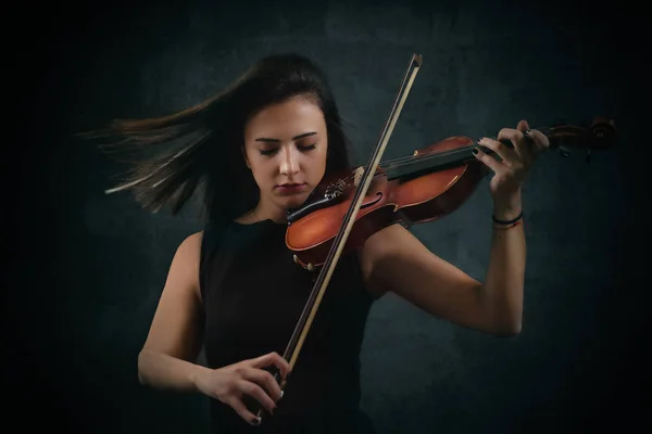 Bella donna violinista — Foto Stock